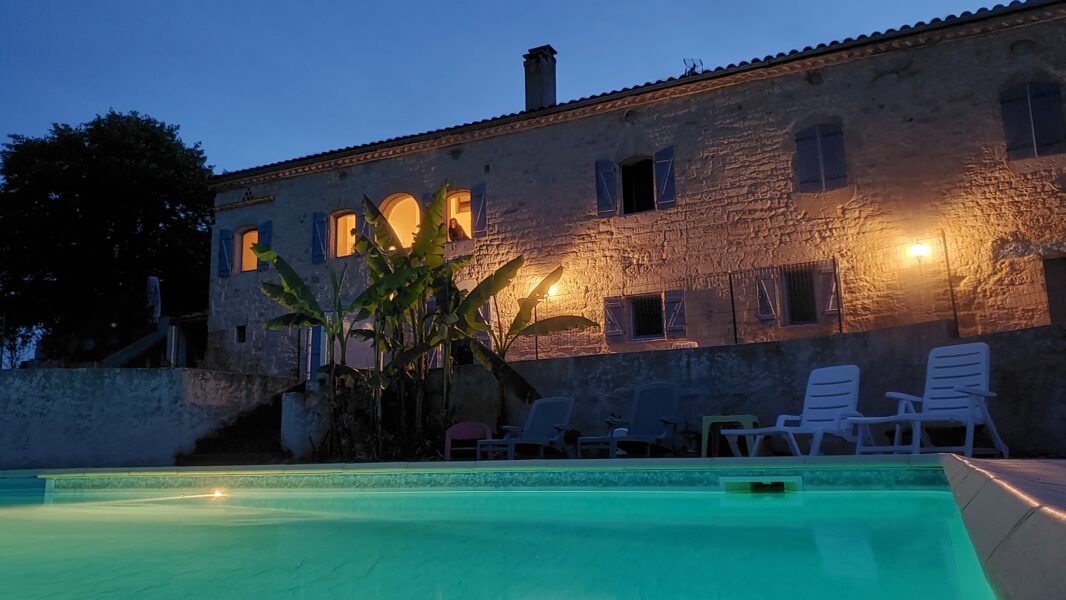 Gite Pierre qui roule piscine allumée de nuit